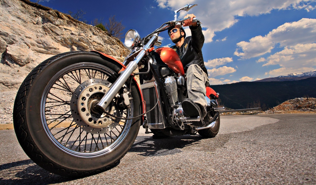 Мотоциклист на дороге среди скал