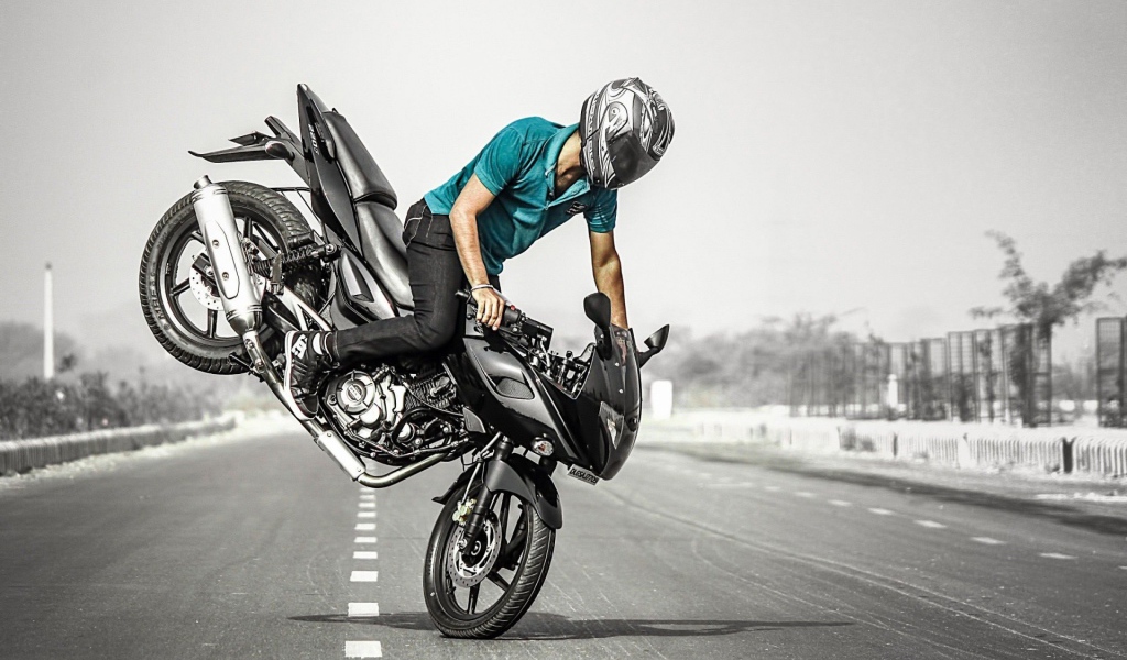 Мотоциклист поставил свой байк на переднее колесо