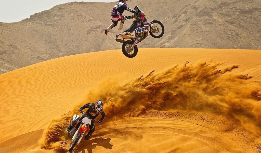 Гонки на байках по песку