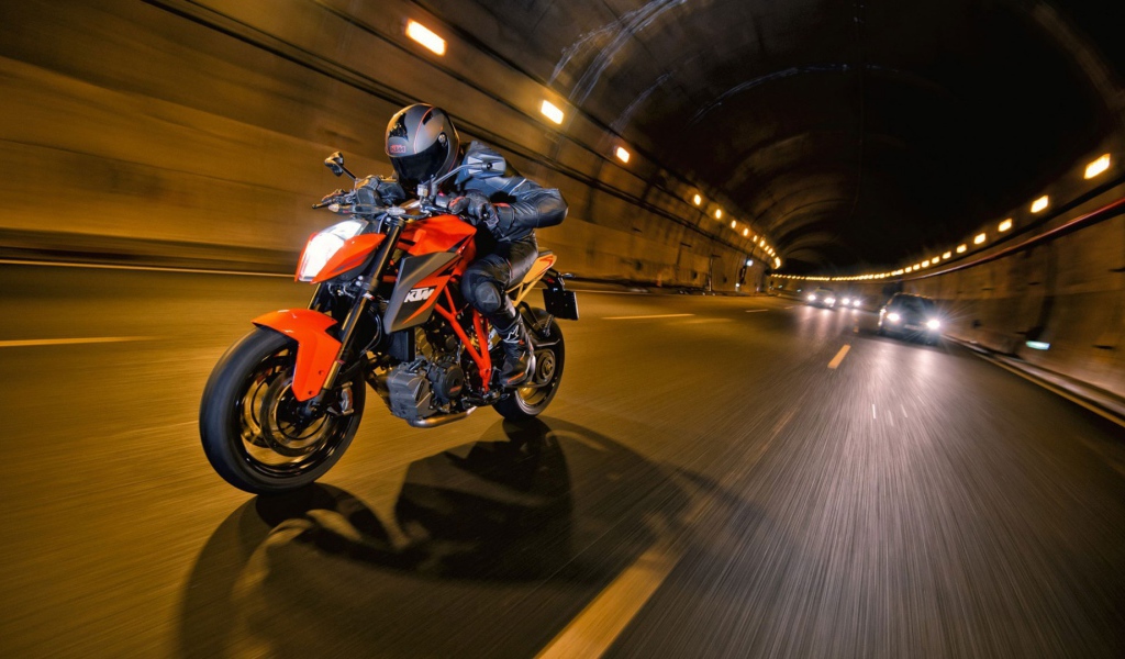 Мотоциклист на супербайке в тоннеле