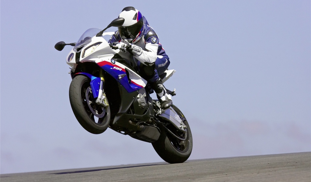 Гонщик на заднем колесе мотоцикла BMW S 1000 RR