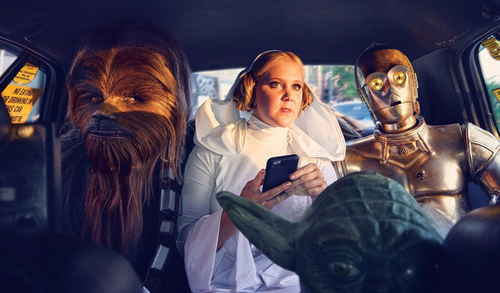 Герои Звездных войн едут в автомобиле