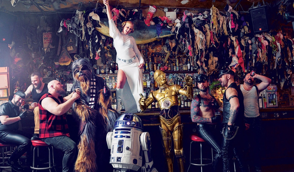 Герои культовых фильмов сидят в баре