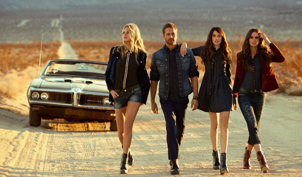 Пол Уокер с девушками из фильма Форсаж 7