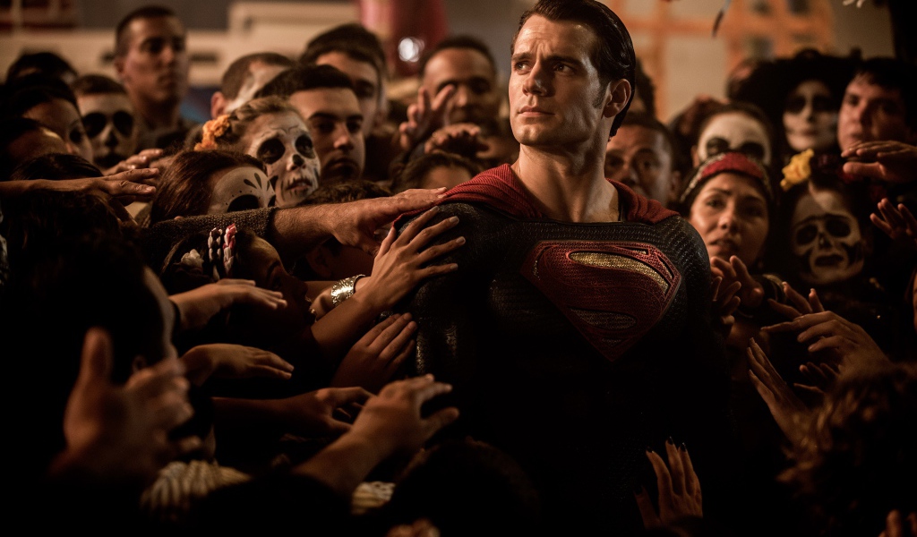 Люди прикасаются к Супермену