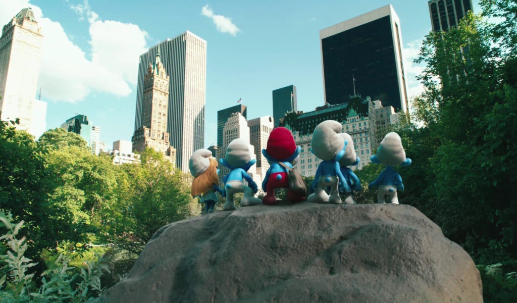 Смурфики смотрят на город