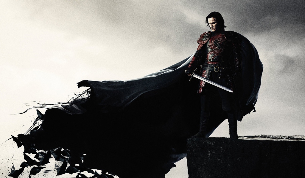 Персонаж фильма Дракула в черной накидке