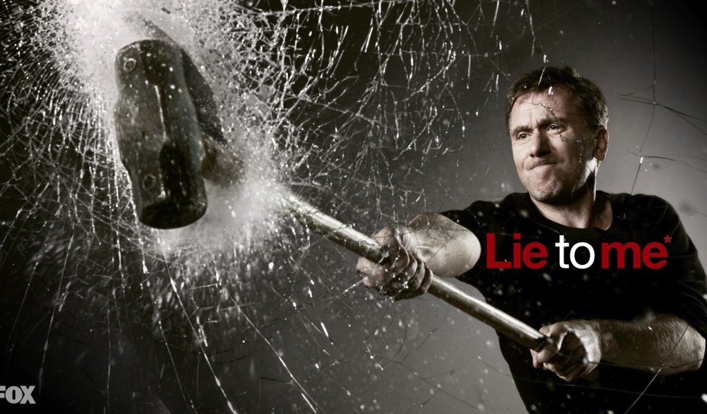 Герой сериала Теория лжи разбивает стекло