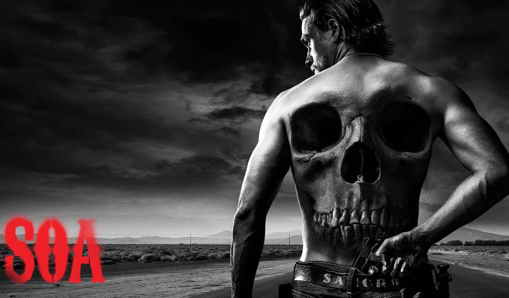 Череп на спине героя сериала Сыны анархии