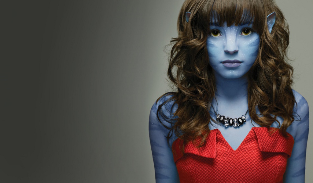 Девушка в гриме для Аватара