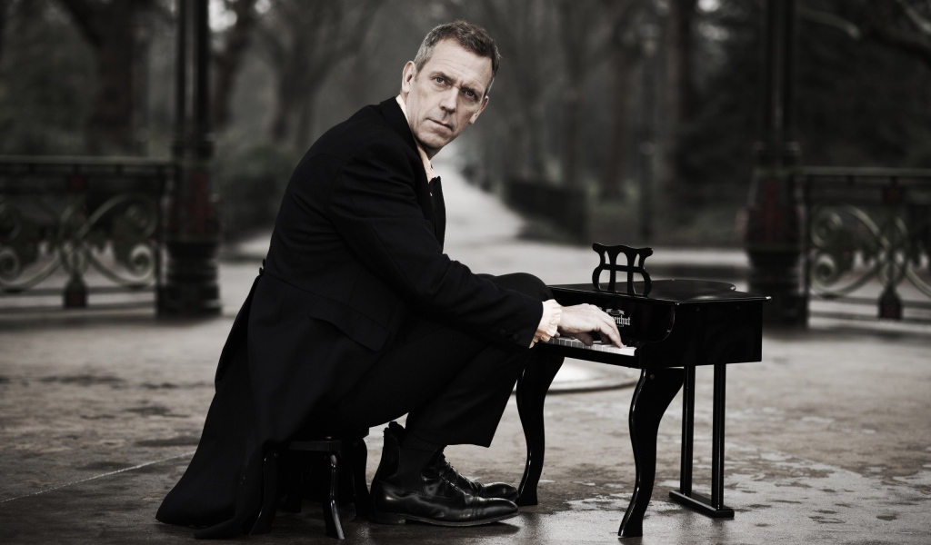 Мужчина играет на крошечном рояле