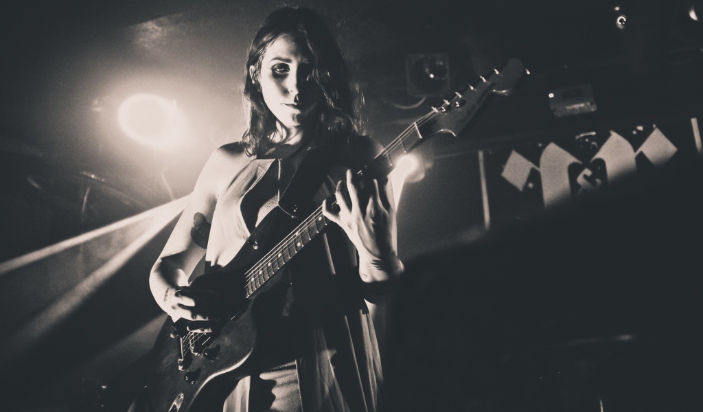 Музыкант Челси Вулф с гитарой