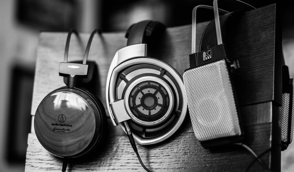 Разные наушники висят на спинке стула