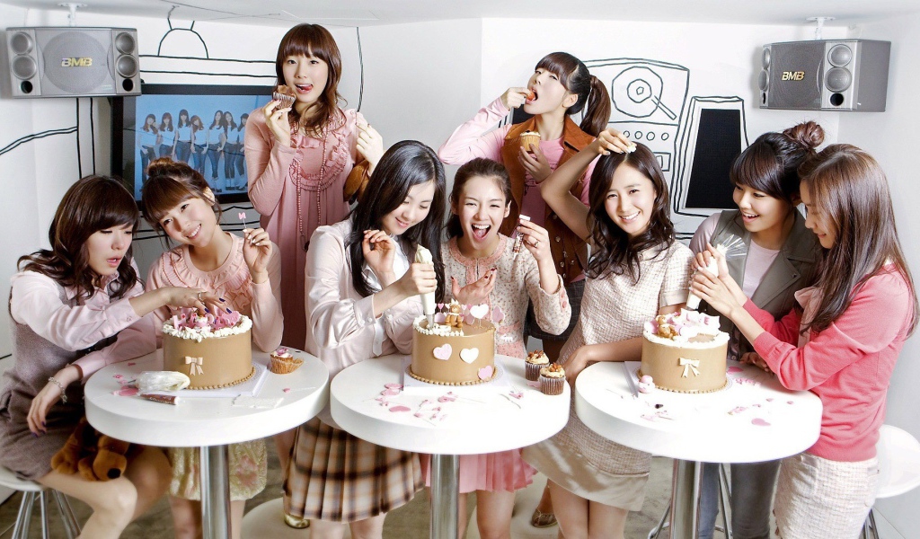 Девушки из группы Girls’ Generation кушают торты