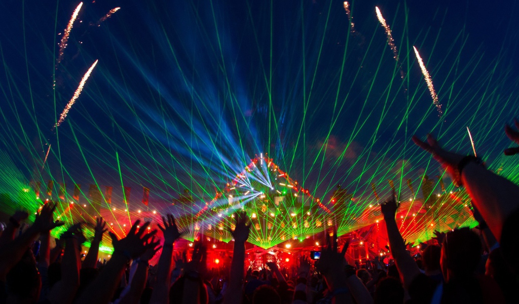 Зеленые лазеры на музыкальном фестивале