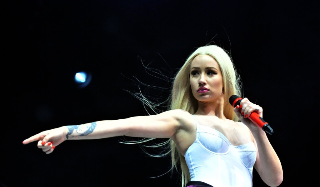 Популярная певица Игги Азалия