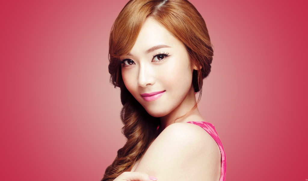 Рыжая девушка на розовом фоне, Girls’ Generation