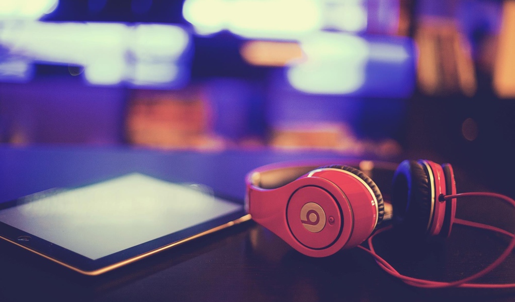 Красные наушники Beats by Dre