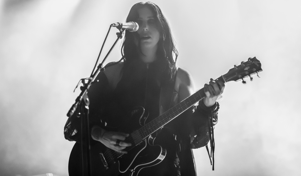 Певица Челси Вулф у микрофона