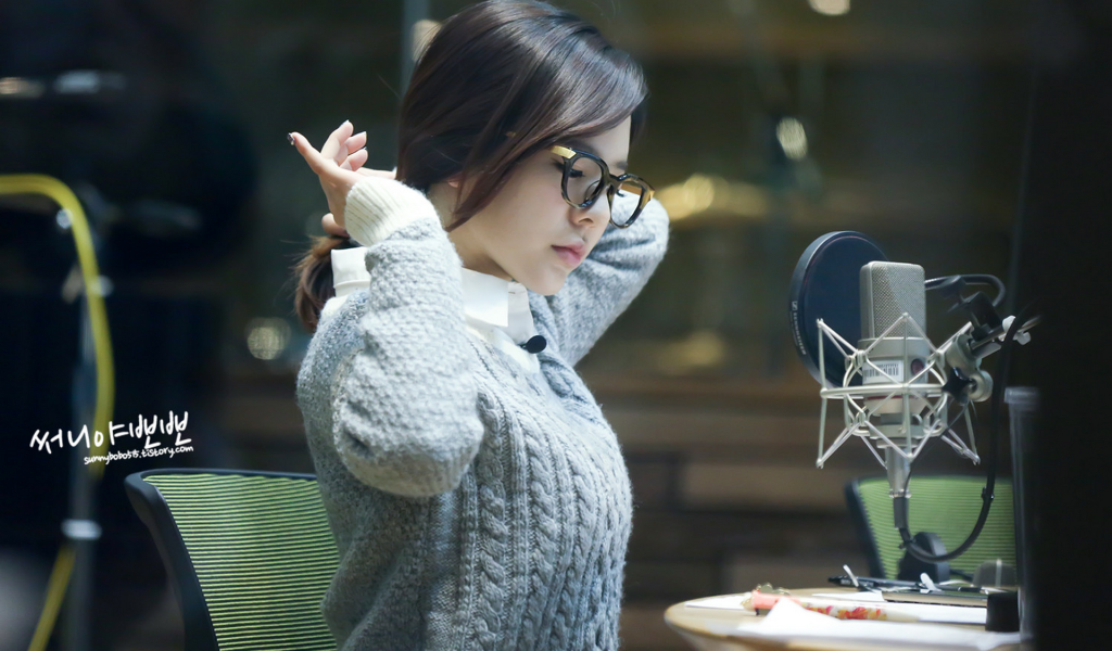 Певица у микрофона, Girls’ Generation