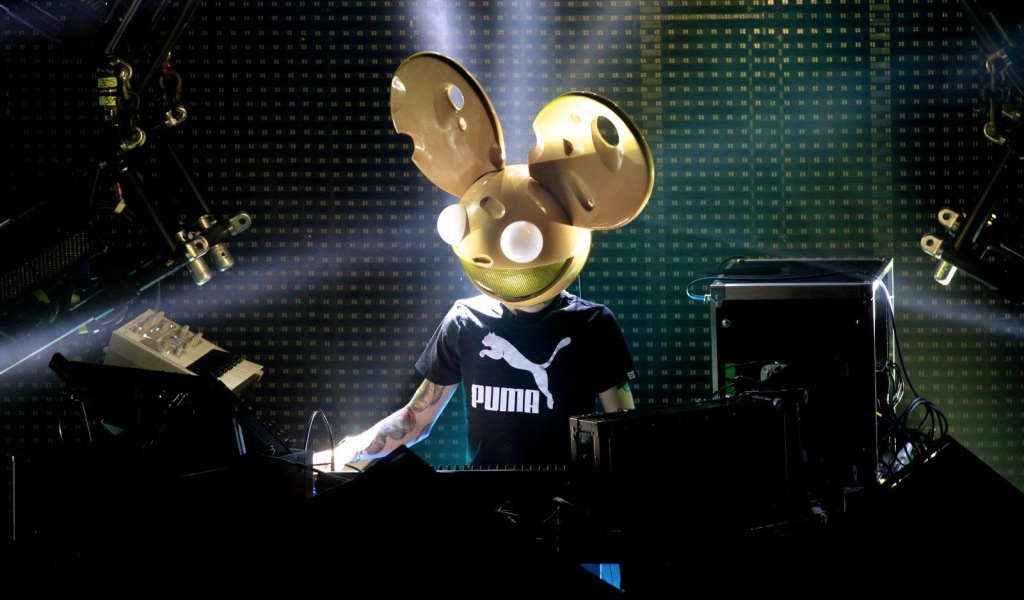 Модный канадский диджей deadmau5