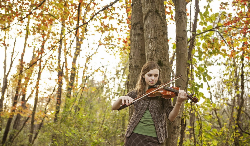 Скрипачка в осенней роще