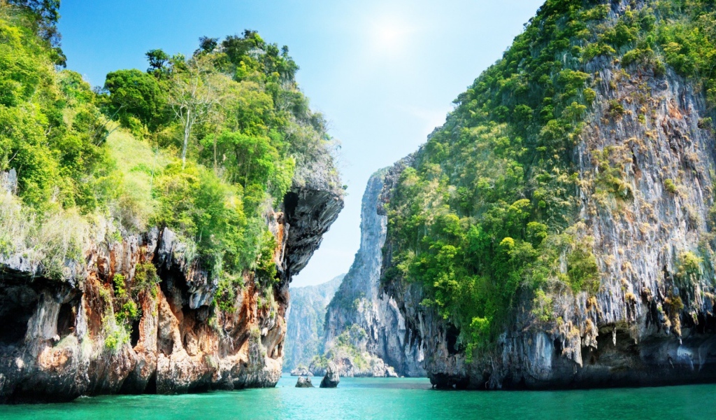 Узкий проход между мощными скалами