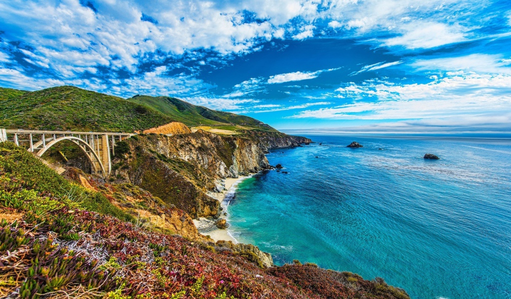 Арочный мост у берега моря