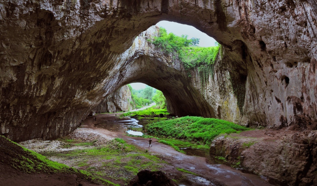 Арки и пещеры из камня над дорогой