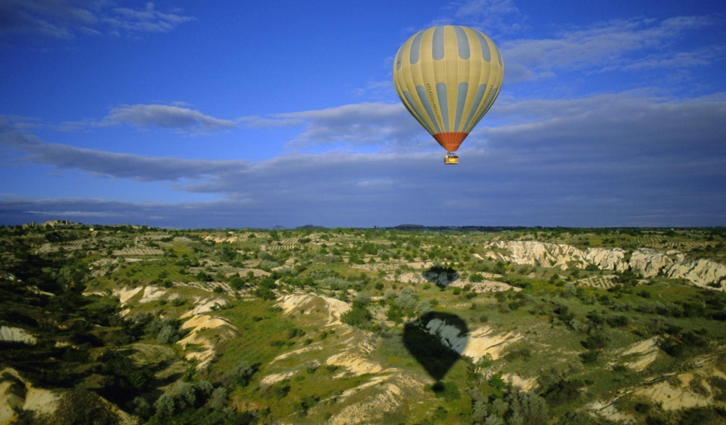 Воздушный шар летит над плоскогорьем