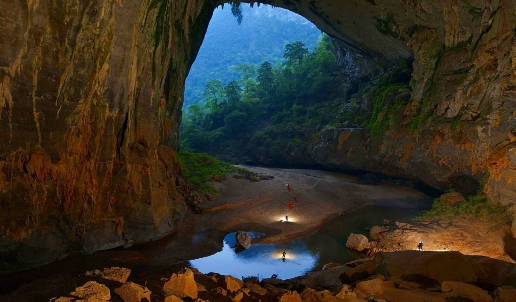 Красивая каменная пещера в джунглях