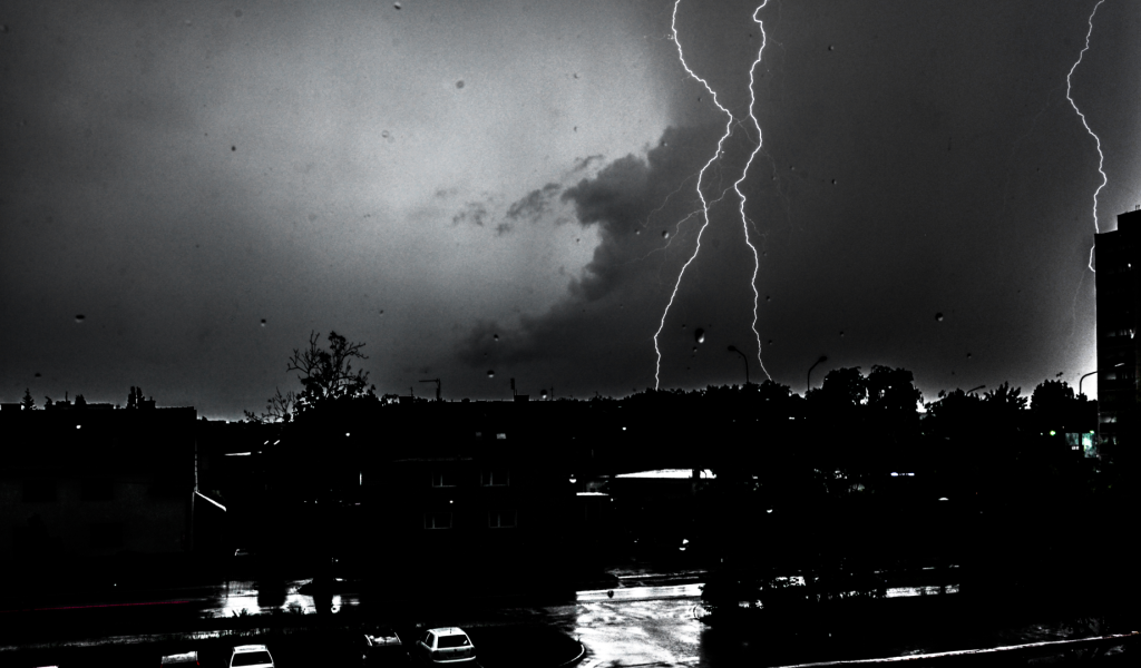 Черно белое фото грозы