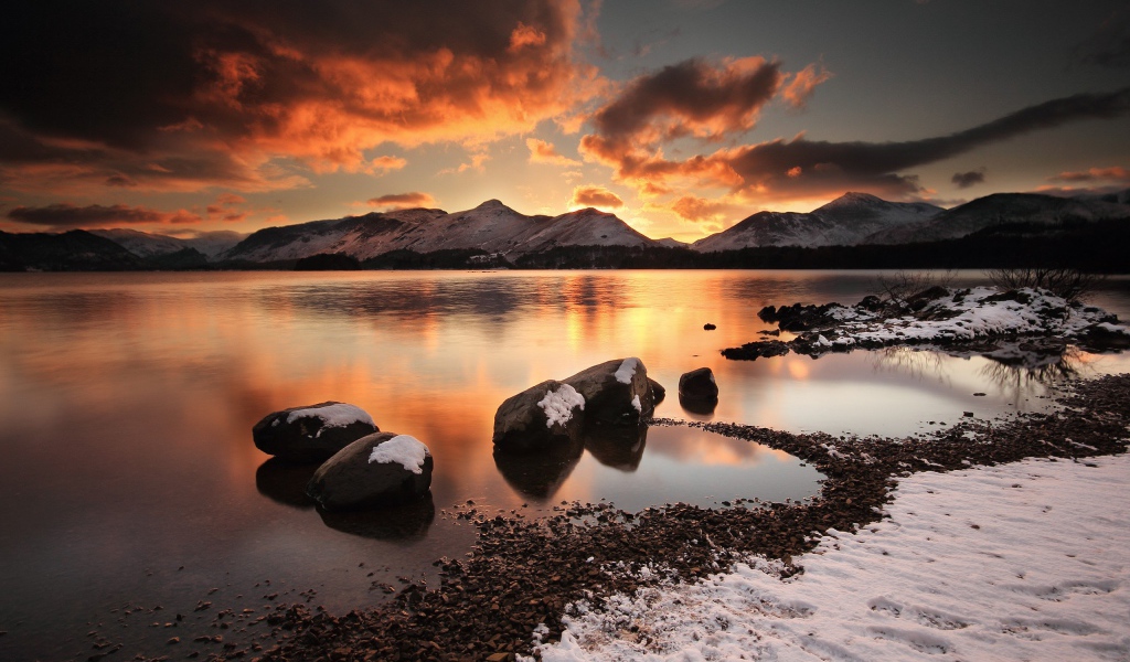 Черные камни у кромки воды