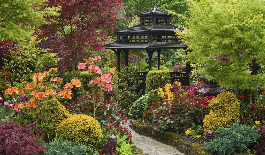 Черная деревянная беседка в японском саду