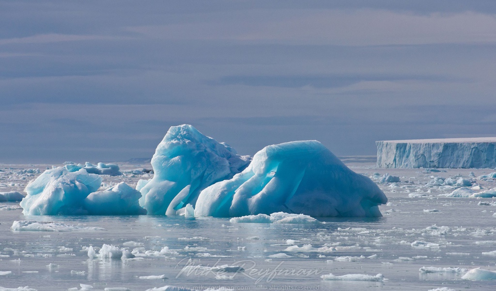 Голубой лед оторвался от ледника