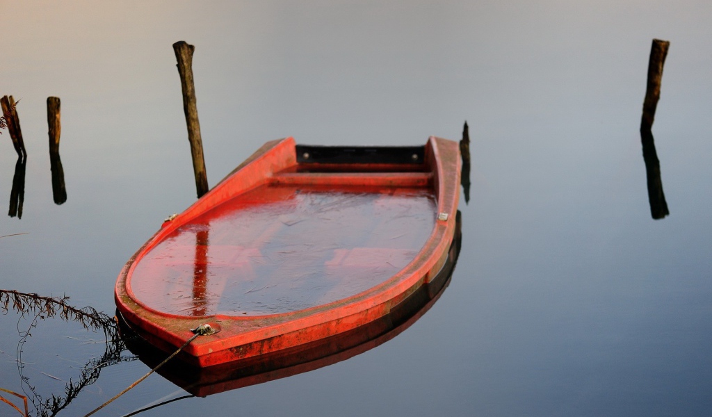Лодку на привязи затопило водой