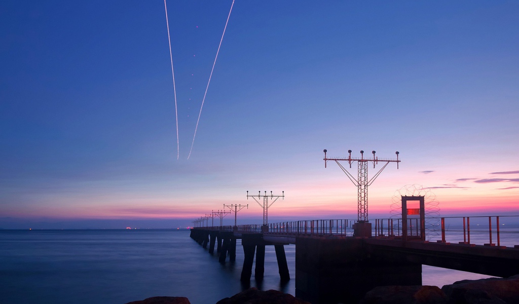 Мост с антеннами в заливе