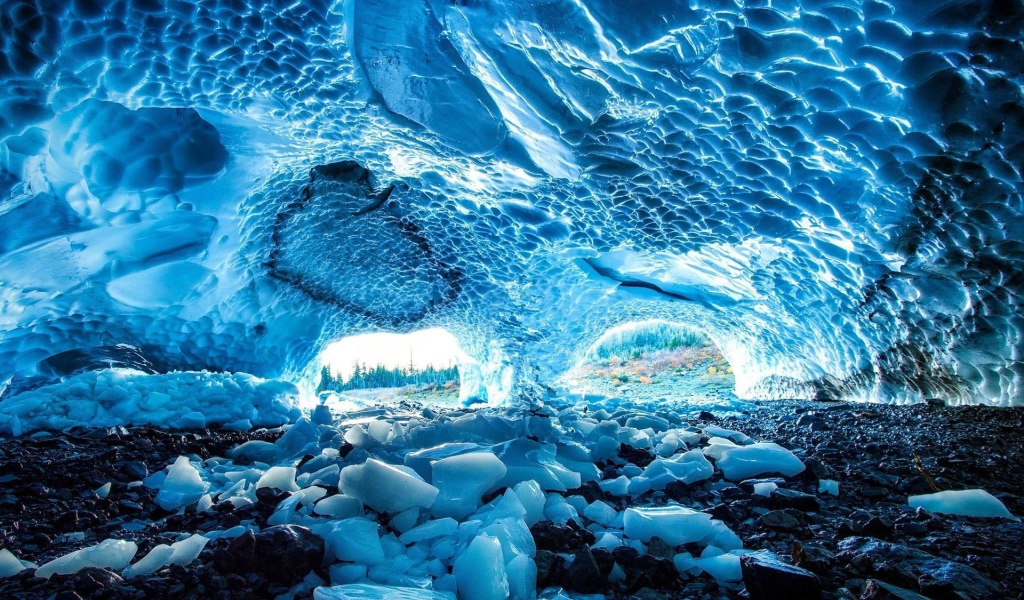 Пещера из голубого льда