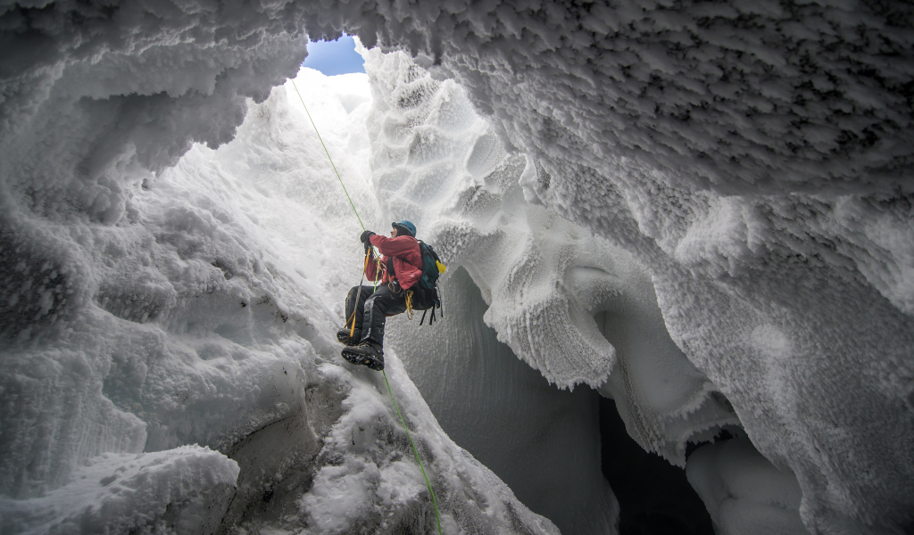Спелеолог в арктической пещере