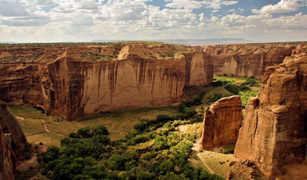 Отвесные скалы в каньоне