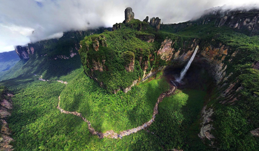 Поросший зеленью каньон