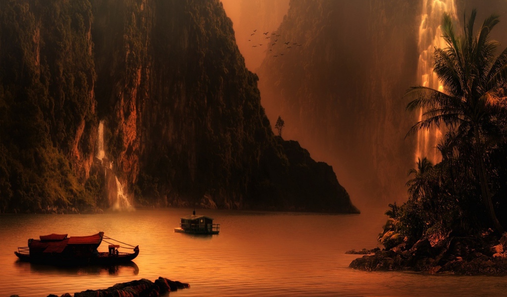 Уютная гавань между покрытых зеленью скал