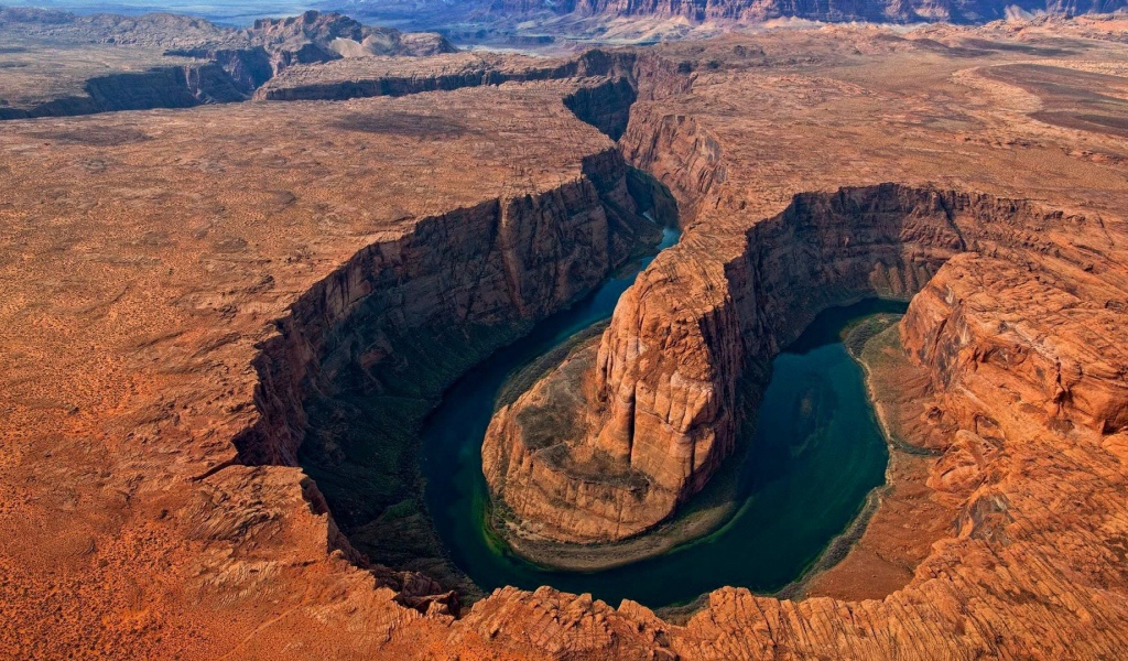 Темная вода на дне каньона