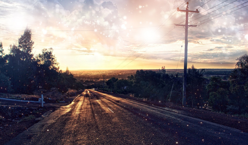 Пустынная асфальтовая дорога