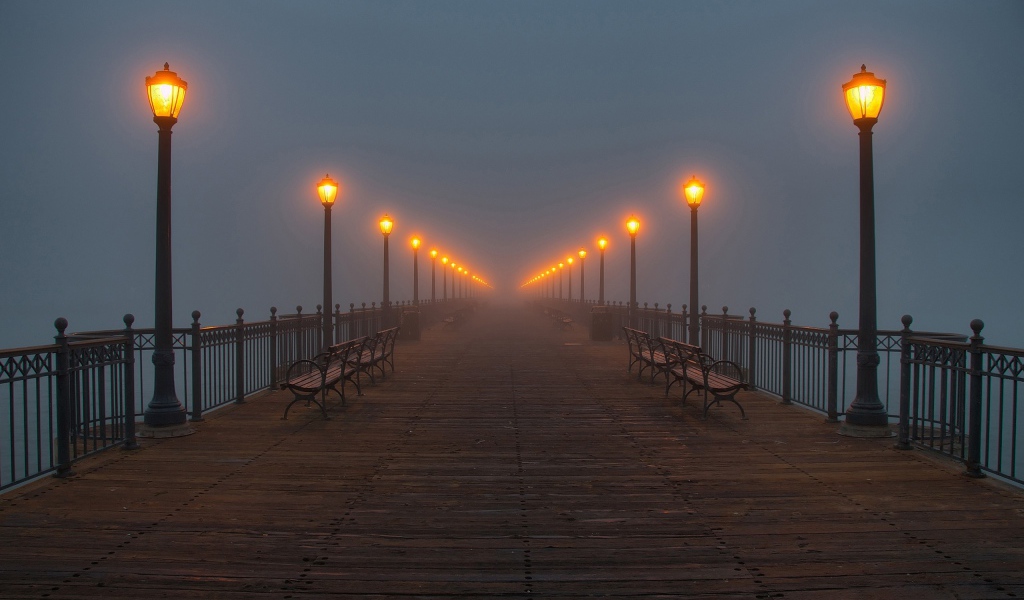 Вечерняя набережная уходит в туман