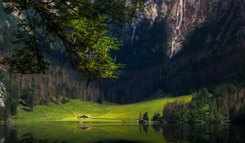 Ферма у подножия большой горы