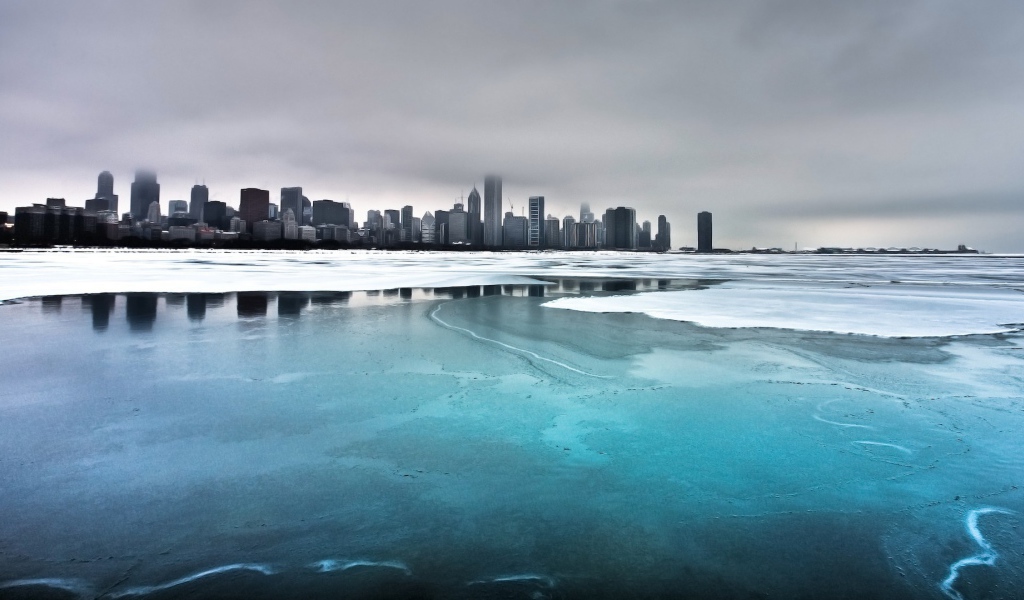 Замерзшее озеро у города