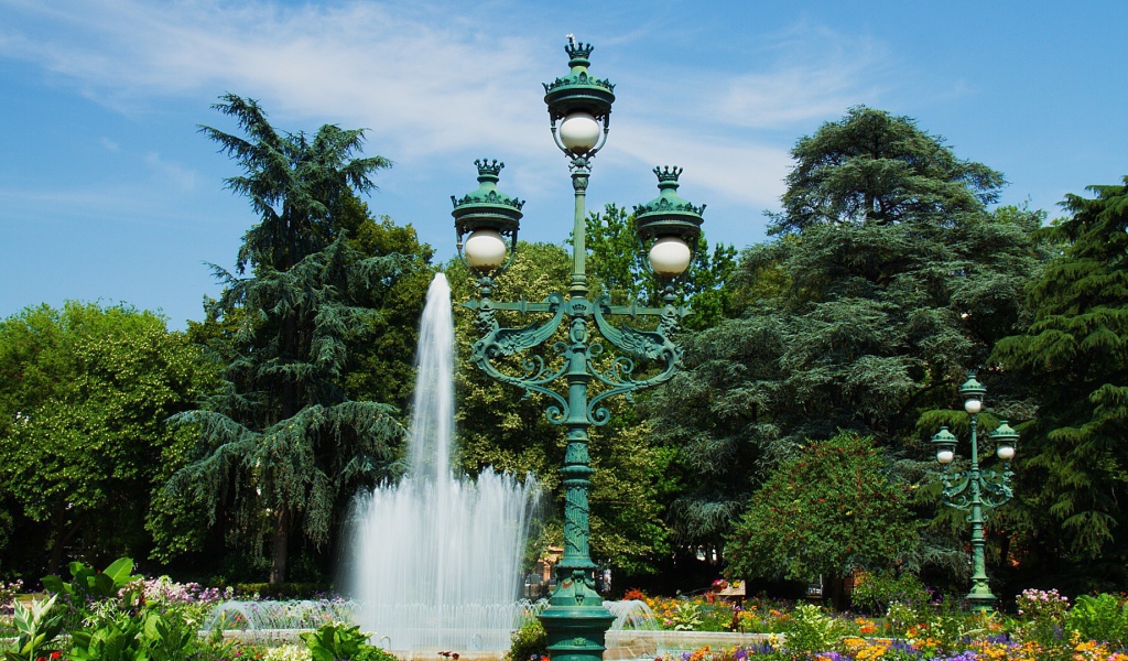 Зеленый чугунный фонарь в парке