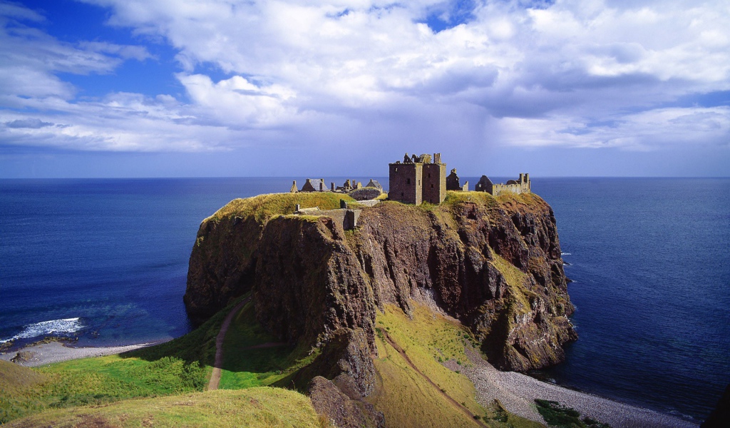 Неприступный поселок на скале над морем