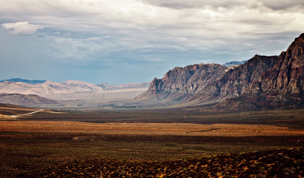 Неприветливая равнина между скалами